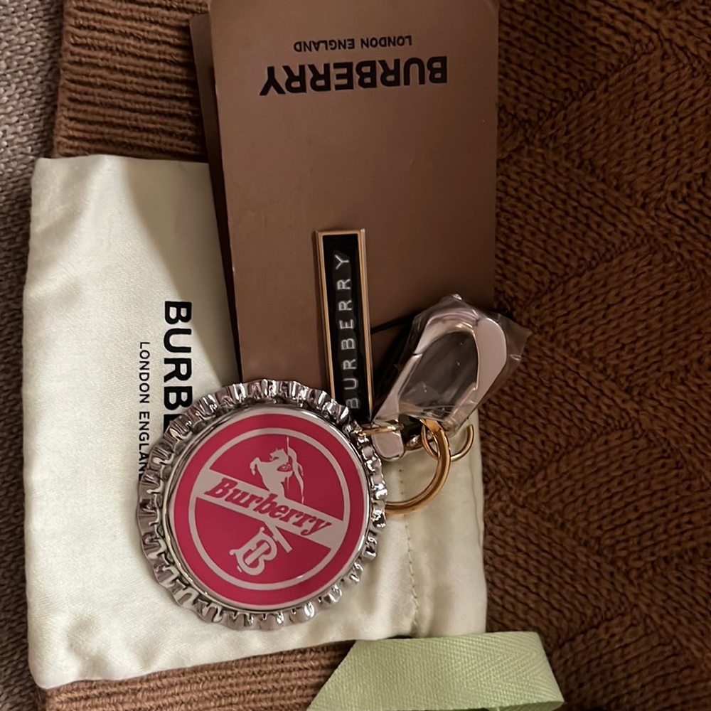 Burberry gold/silver key ring